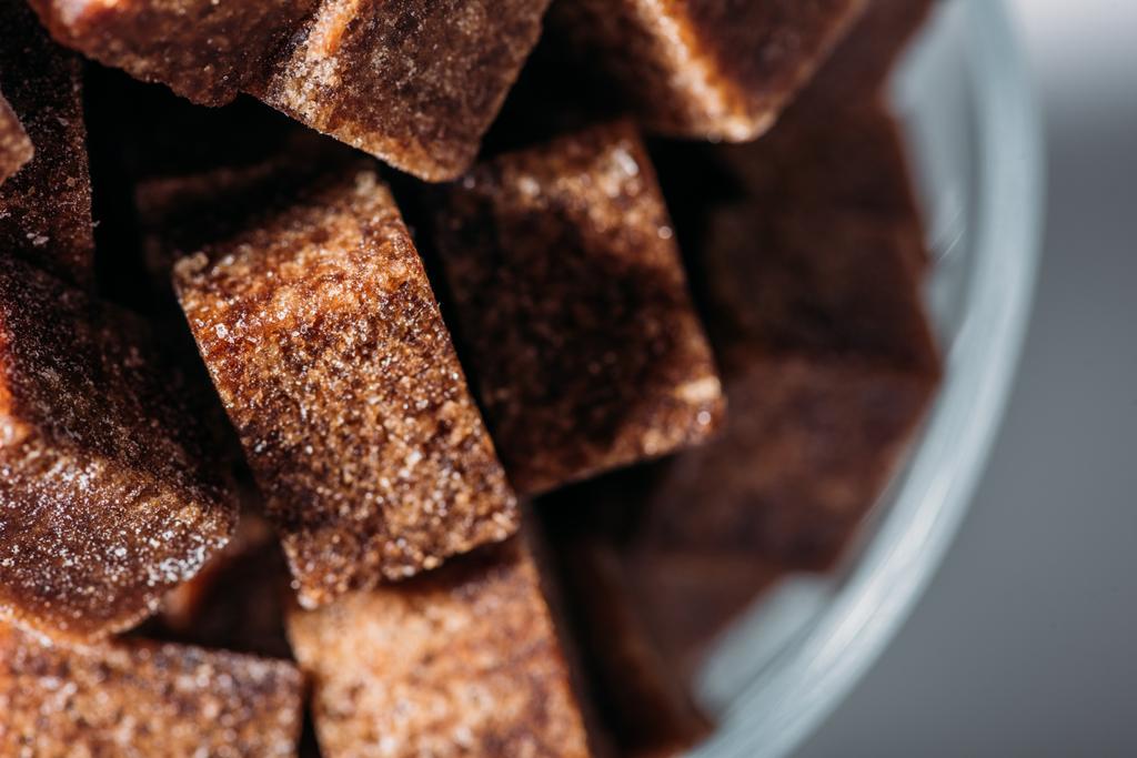 крупним планом вид солодких нерафінованих коричневих кубиків цукру
  - Фото, зображення