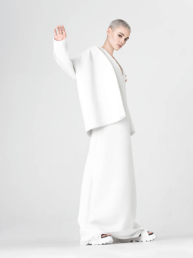trendige junge Frau im weißen Outfit winkt - Foto, Bild