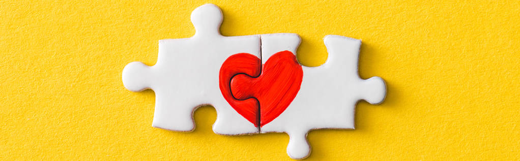 panoráma lövés kapcsolódó puzzle darabkái húzott vörös szívvel izolált sárga  - Fotó, kép