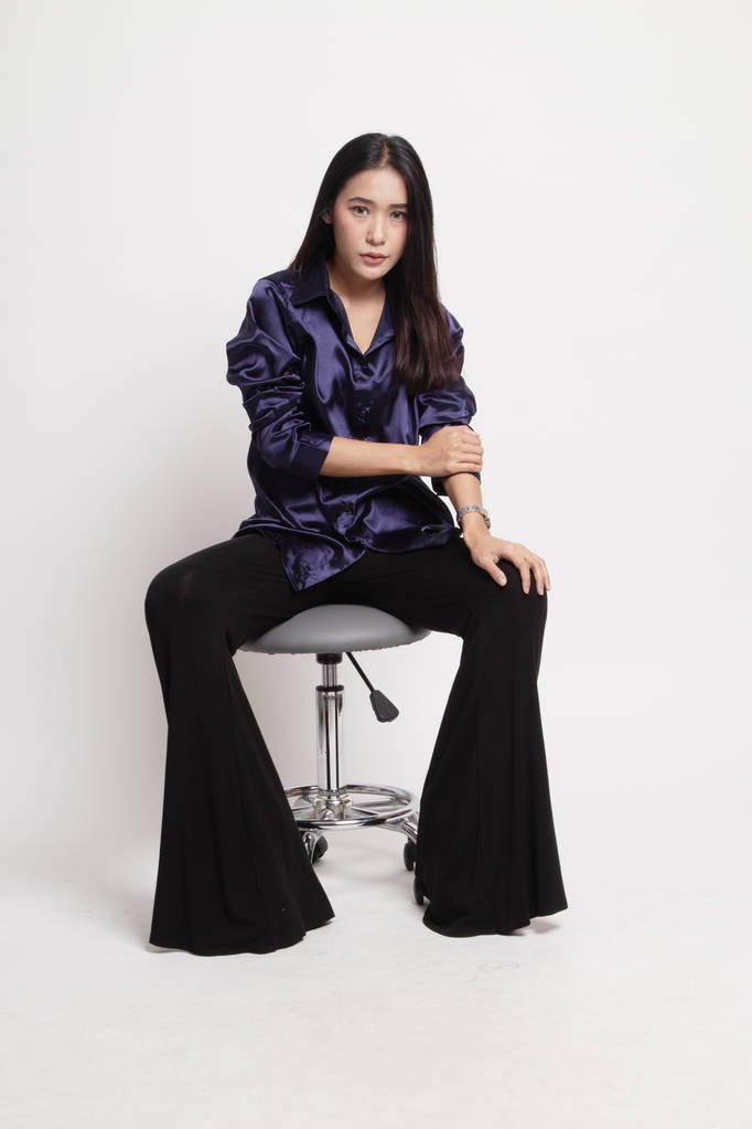 Celé tělo nádherné mladé asijské ženy sedí na židli - Fotografie, Obrázek