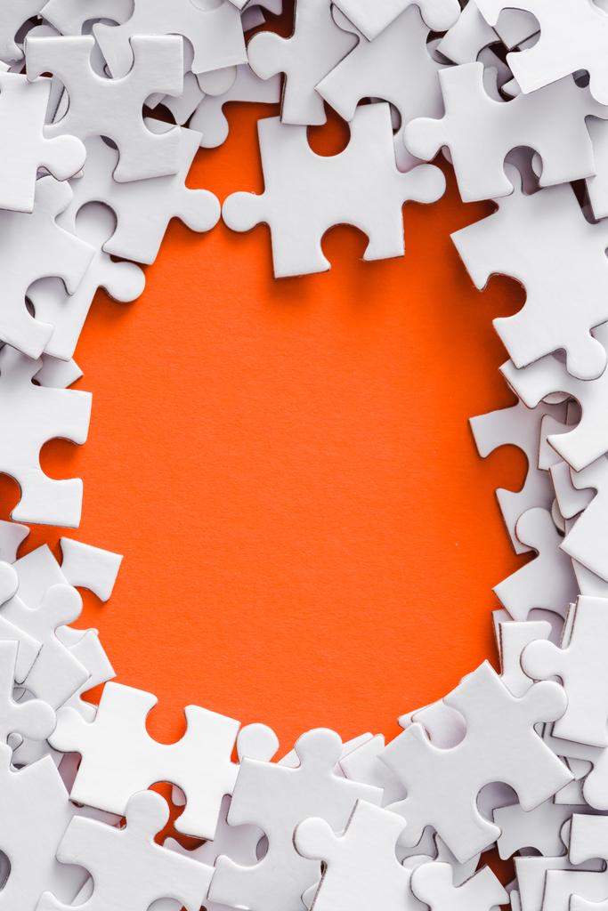 vue du haut du cadre de pièces de puzzle blanc sur orange avec espace de copie
 - Photo, image