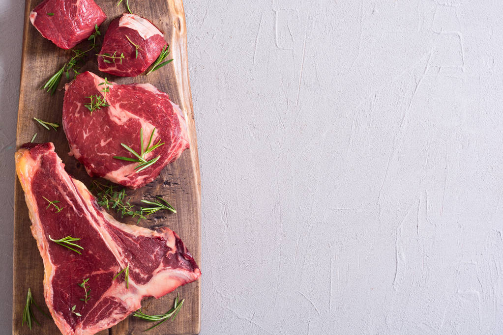 Verscheidenheid aan rauw rundvlees steak  - Foto, afbeelding