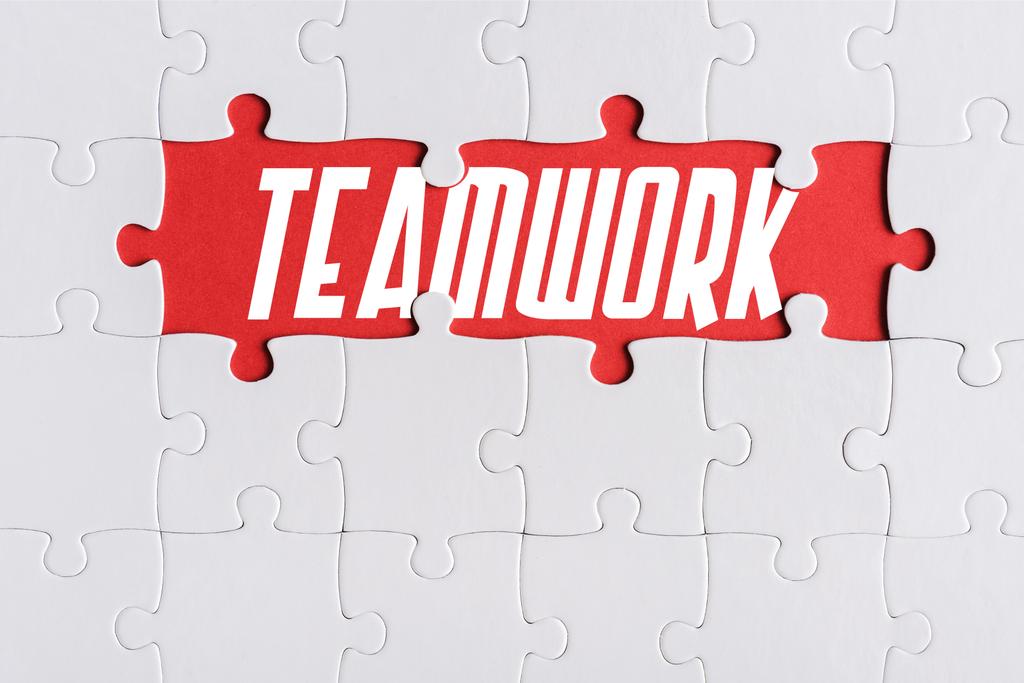 Ansicht von vernetzten Puzzleteilen in der Nähe von Teamwork-Buchstaben  - Foto, Bild