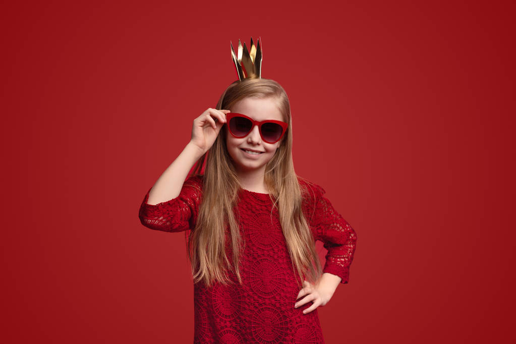 Pequeña princesa ajustando gafas de sol
 - Foto, Imagen