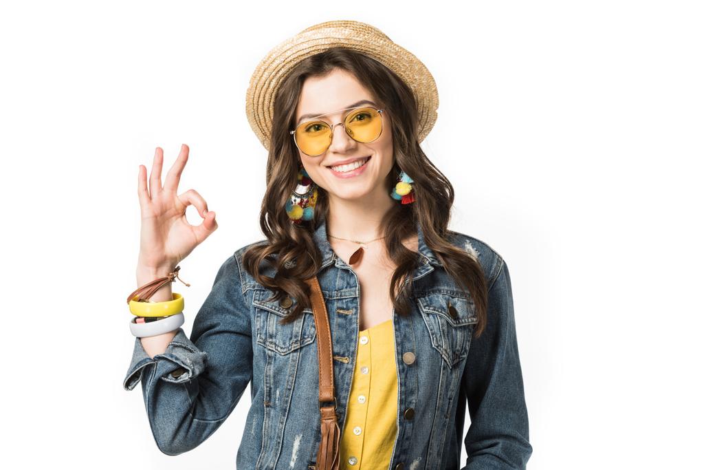 souriant fille boho dans plaisancier et lunettes de soleil montrant OK signe isolé sur blanc
 - Photo, image