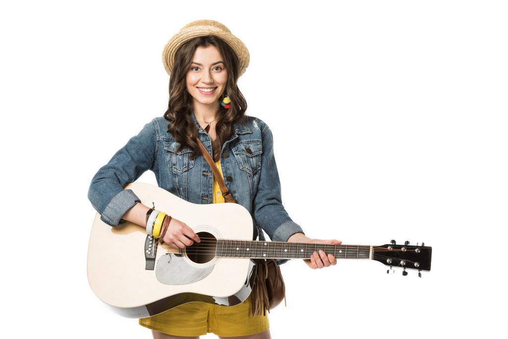 Lächelndes Boho-Mädchen spielt Akustikgitarre isoliert auf Weiß - Foto, Bild