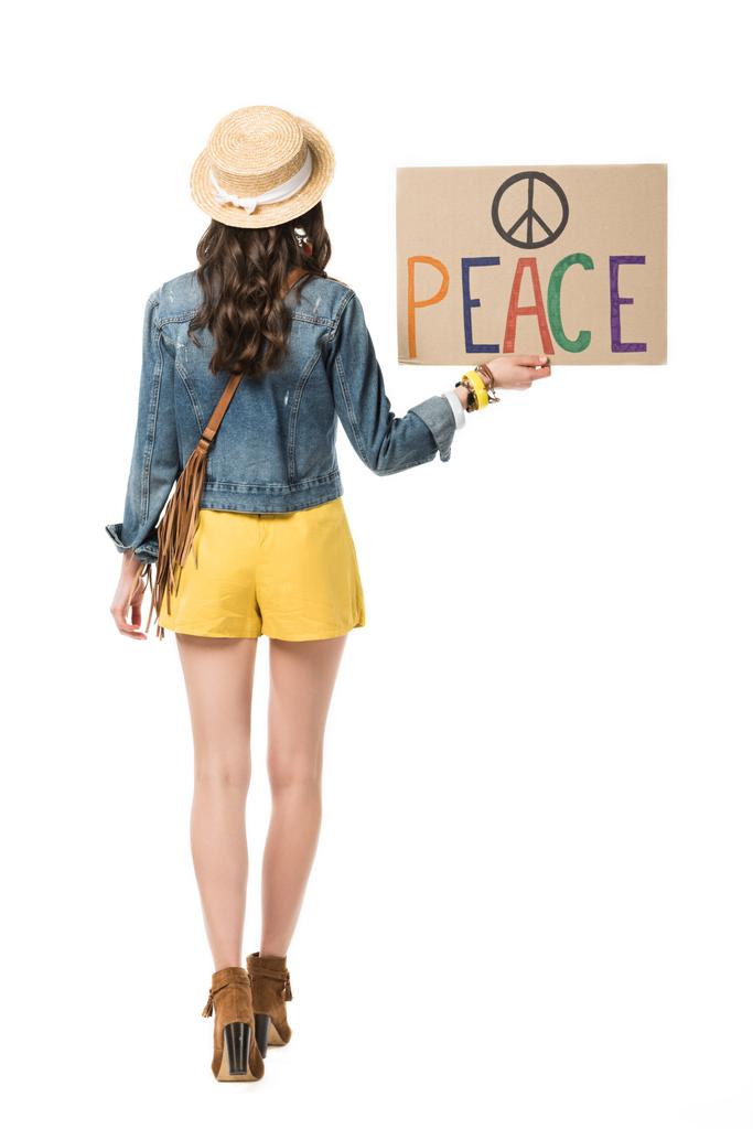 назад вид Бохо девушка держит плакат с надписью изолированы на белом
 - Фото, изображение
