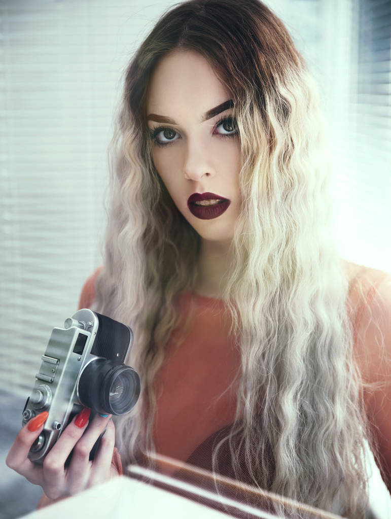 Портрет молодой блондинки позирующей
  - Фото, изображение