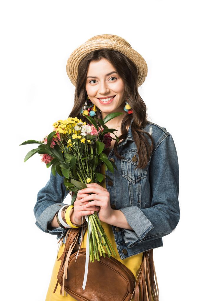 Gelukkig Boho meisje in stro hoed Holding bloemen geïsoleerd op wit - Foto, afbeelding
