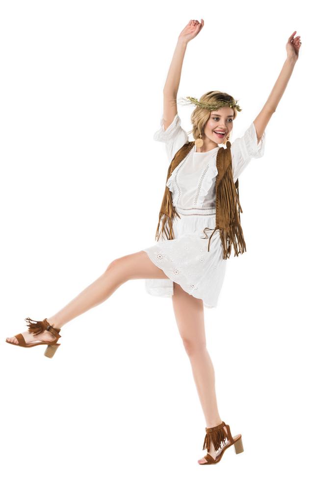 volledige lengte weergave van vrolijke hippie meisje dansen geïsoleerd op wit - Foto, afbeelding
