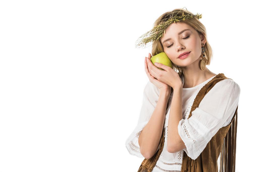 encantador hippie menina segurando maçã verde com olhos fechados isolado no branco
 - Foto, Imagem