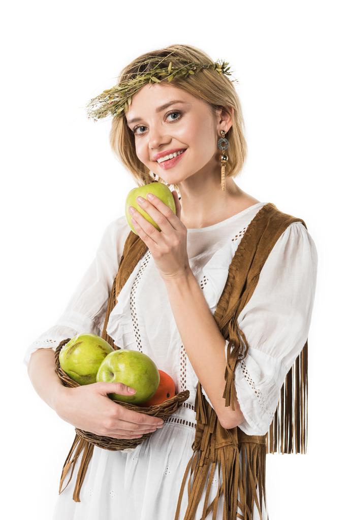 mooie Boho meisje in krans met rijpe appels geïsoleerd op wit - Foto, afbeelding