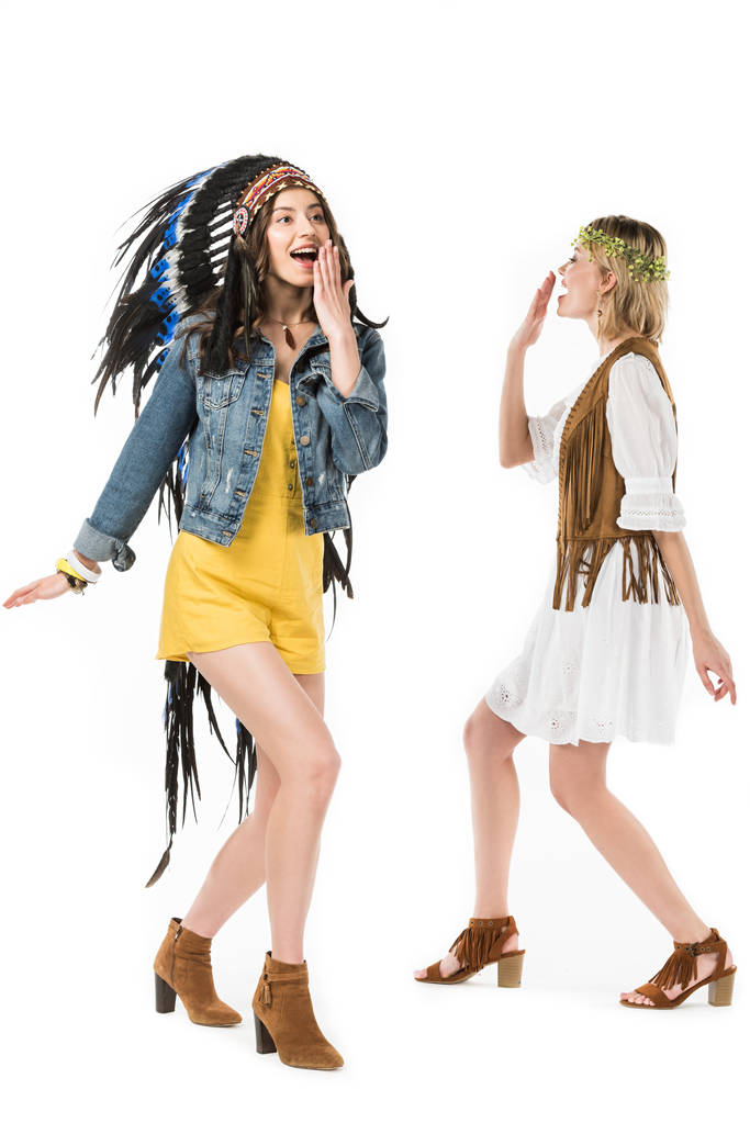 pełny widok długości dwóch biseksualistów hippie dziewcząt w indyjskim nakrycie głowy i taniec wieniec na białym tle - Zdjęcie, obraz