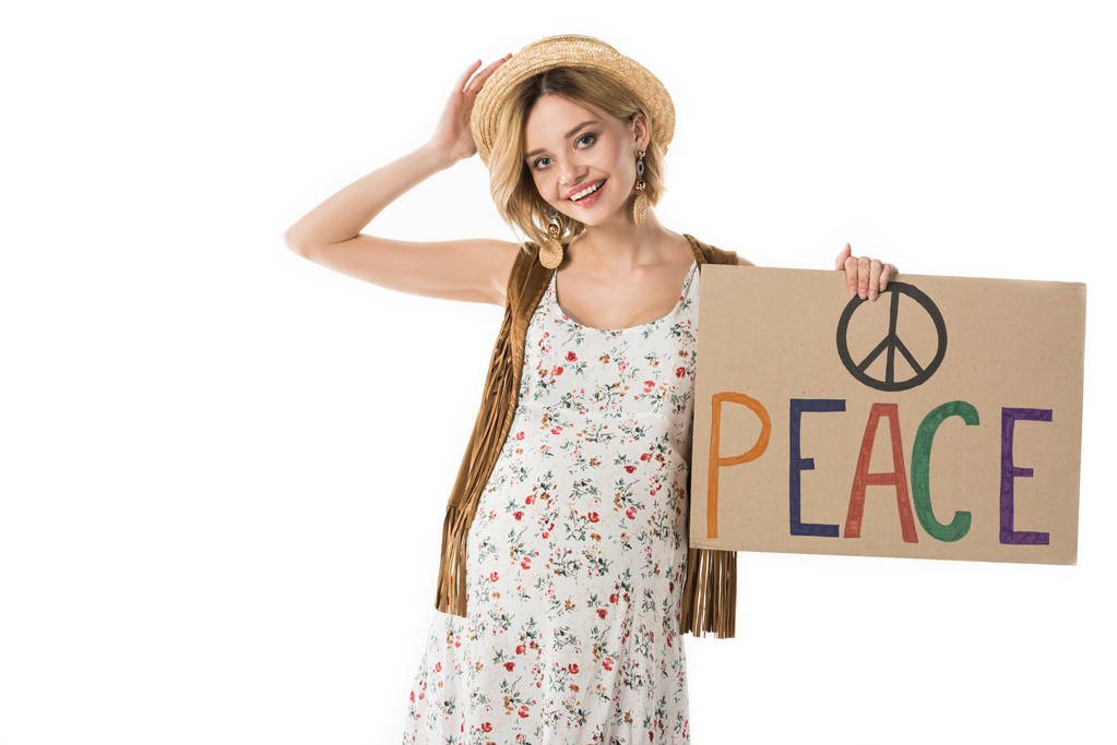 terhes hippi nő, aki a plakát a felirat elszigetelt fehér - Fotó, kép