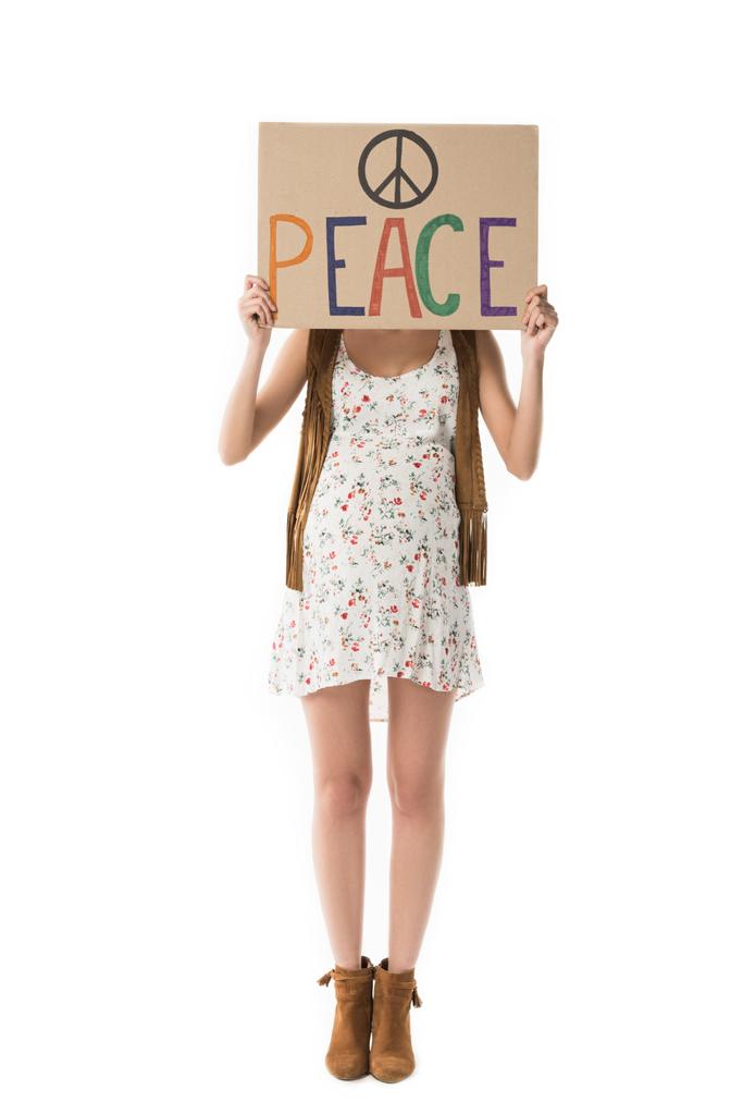 visão de comprimento total da mulher hippie grávida segurando cartaz com inscrição isolada no branco
 - Foto, Imagem