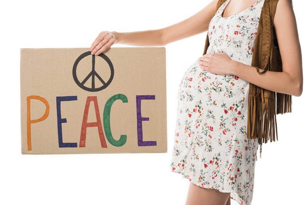 vista ritagliata della donna hippie incinta che tiene cartello con iscrizione isolata su bianco
 - Foto, immagini