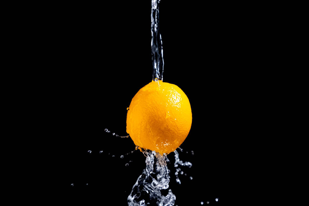 laranja respingo no fundo preto - Foto, Imagem