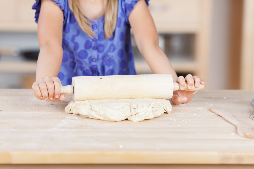 Petite fille déroulant pâtisserie
 - Photo, image