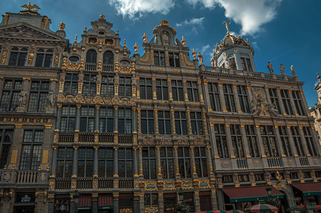 Gevel van oude typische gebouwen in de grote markt van Brussel - Foto, afbeelding