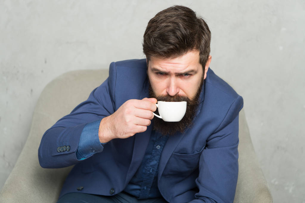 Homme beau barbu homme d'affaires tenir une tasse de café. Concept de pause café. Des hommes d'affaires. Meilleur café servi pour lui. Gestionnaire attrayant coûteux d'humeur réfléchie. Une tasse de café. Recharger et recharger - Photo, image