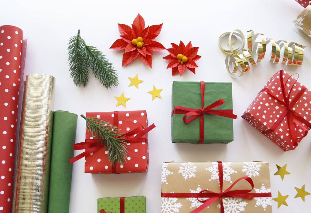 Le processus d'emballage des cadeaux de Noël. Poinsettia. Nouvel An
. - Photo, image
