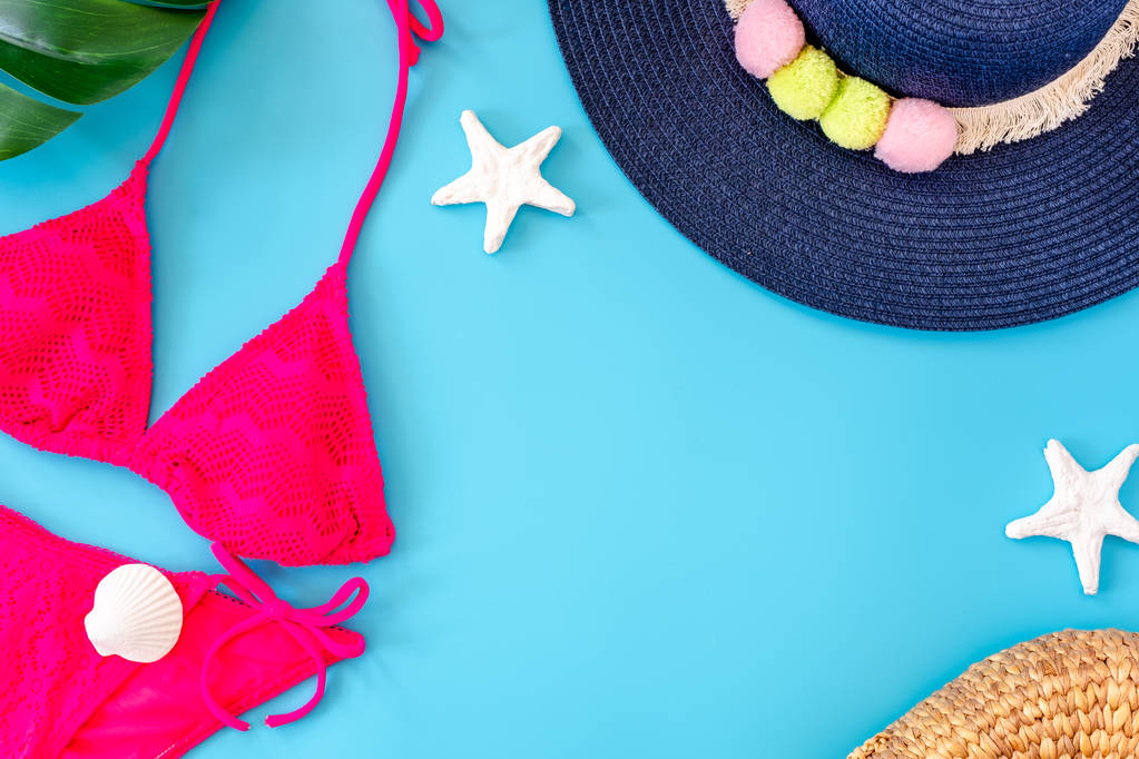 zomer blauwe banner met marine blauwe hoed, roze bikini, zonnebril een - Foto, afbeelding