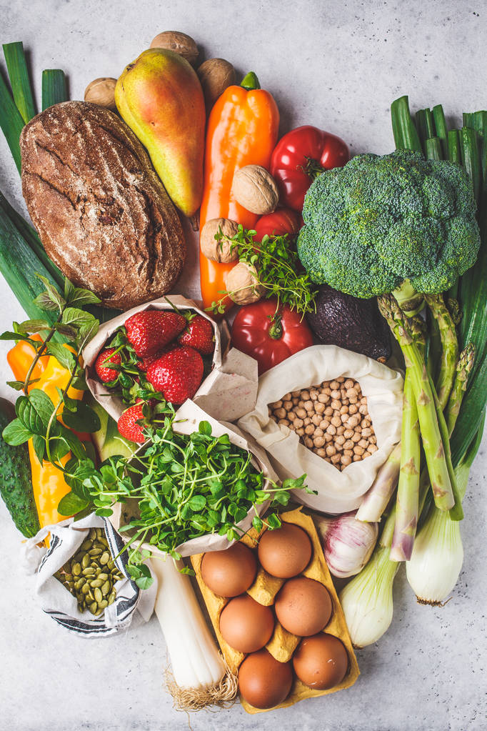 Ισορροπημένο φόντο φαγητού. Λαχανικά, φρούτα, ξηροί καρποί, φύτρα, αυγό - Φωτογραφία, εικόνα