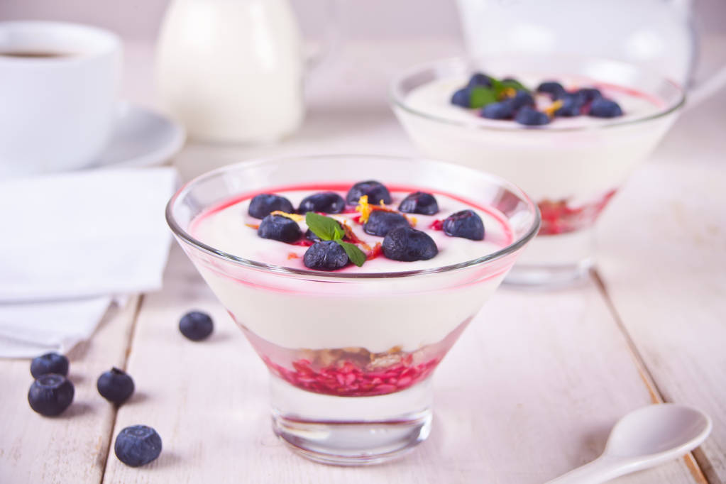 Cuencos de desayuno saludable muesli con arándanos y yogur
 - Foto, imagen