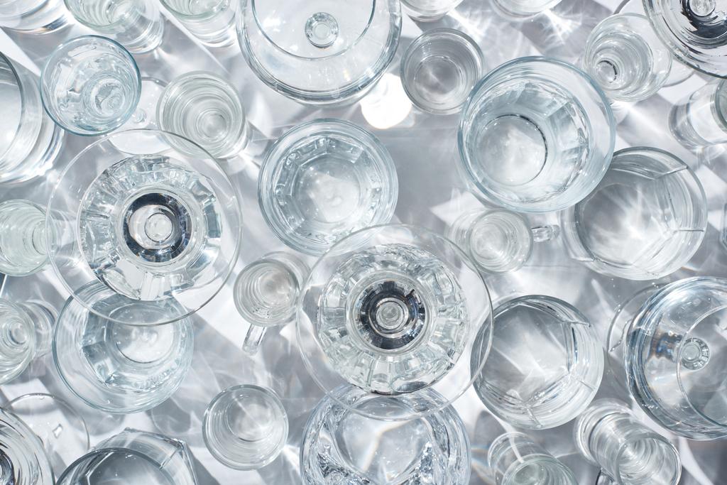 vue de dessus des verres avec de l'eau claire sur fond blanc
 - Photo, image
