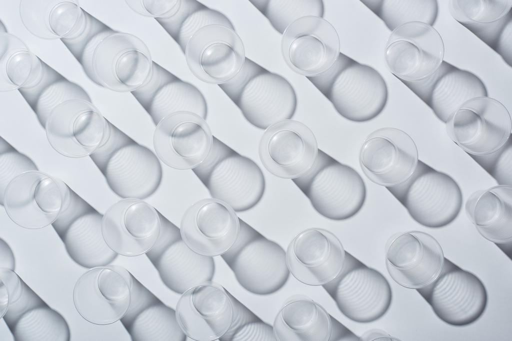 vista dall'alto di tazze vuote usa e getta su sfondo bianco con ombre
 - Foto, immagini