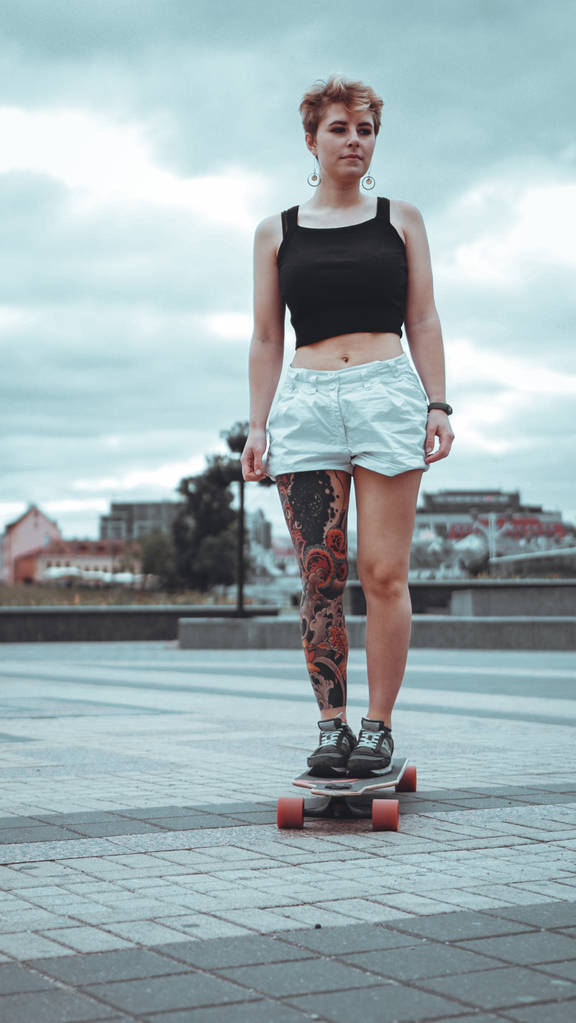 Kaunis nuori tyttö tatuoinnit longboard
 - Valokuva, kuva