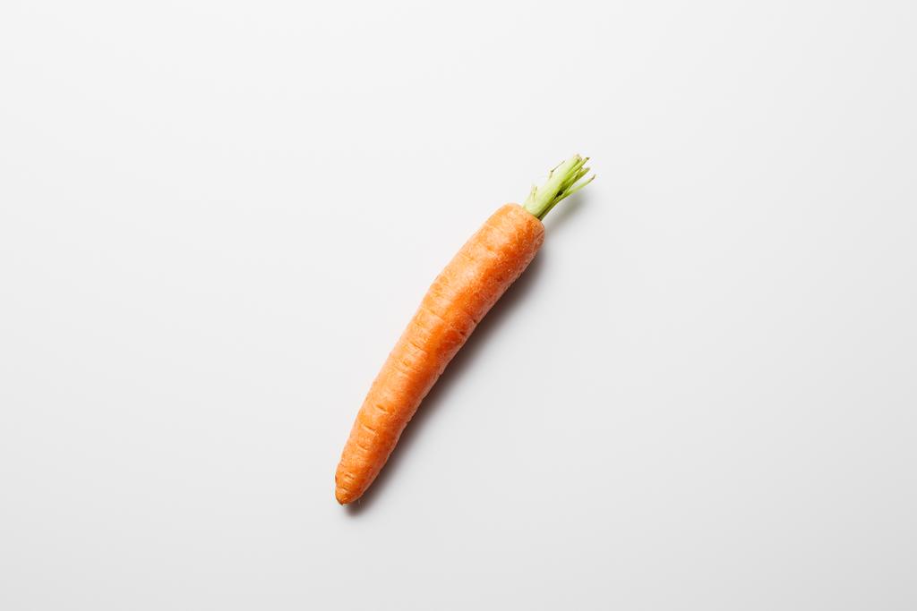 vista superior de la deliciosa zanahoria madura sobre fondo blanco
 - Foto, imagen