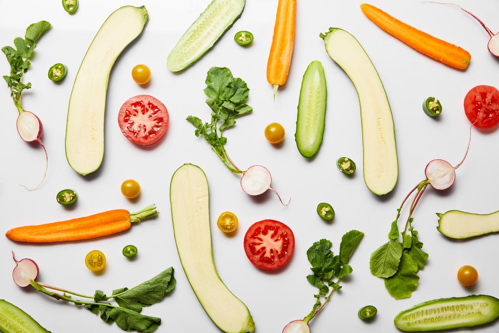 Κορυφαία θέα των φρέσκων λαχανικά σε φέτες σε λευκό φόντο - Φωτογραφία, εικόνα