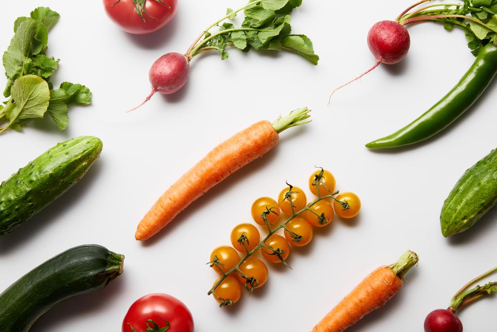 вид сверху на свежие органические овощи на белом фоне
 - Фото, изображение