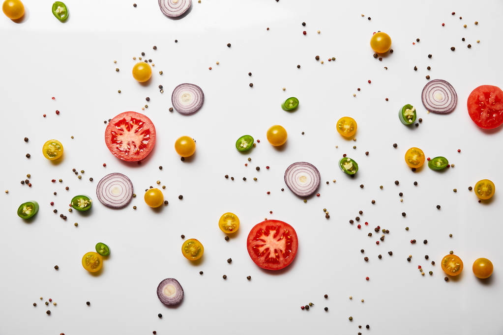 Κορυφαία θέα των ψιλοκομμένα λαχανικά και το μαύρο πιπέρι σε λευκό φόντο - Φωτογραφία, εικόνα