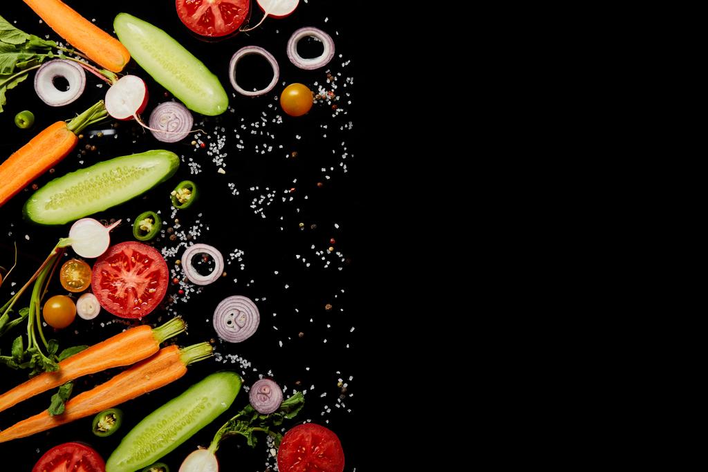 vue de dessus des tranches de légumes frais avec sel dispersé isolé sur noir avec espace de copie
 - Photo, image