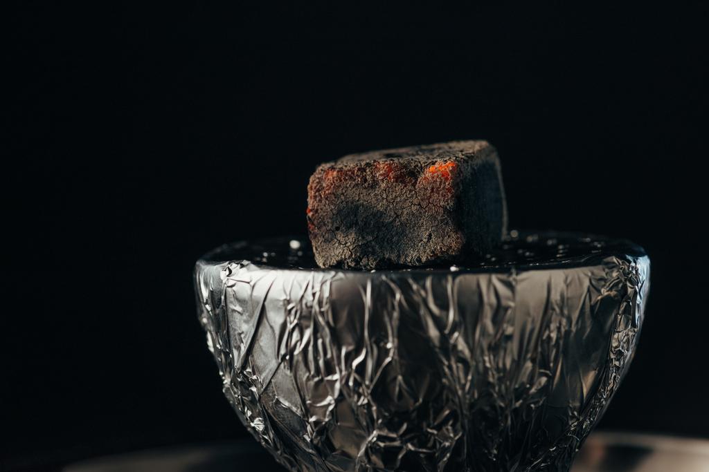 μπολ με ζεστό κάρβουνο που απομονώνεται σε μαύρο - Φωτογραφία, εικόνα