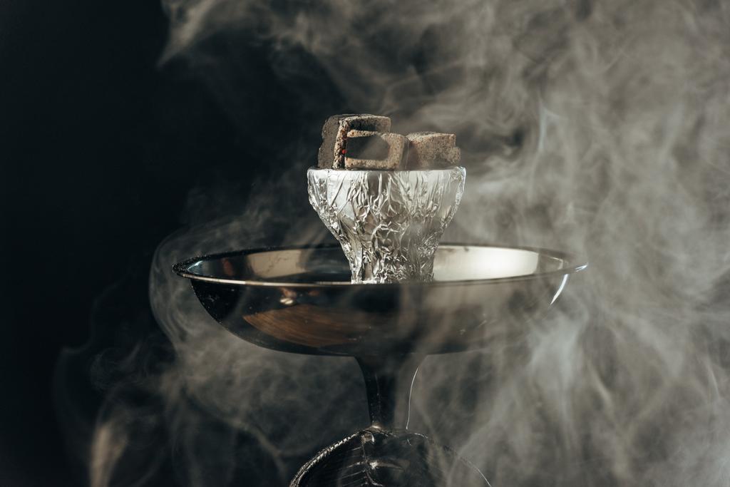 vesipiippu kulho hiilet savussa mustalla
 - Valokuva, kuva