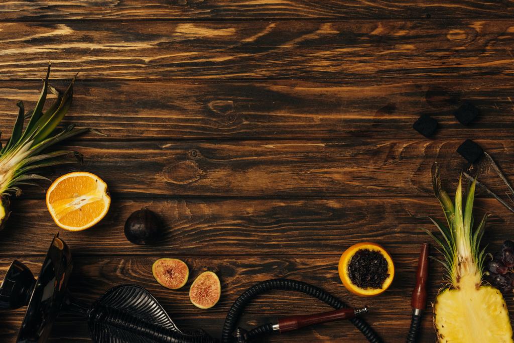 Nejlepší pohled na čerstvé ovoce, uhlí a vodní dýmka na dřevěném povrchu - Fotografie, Obrázek
