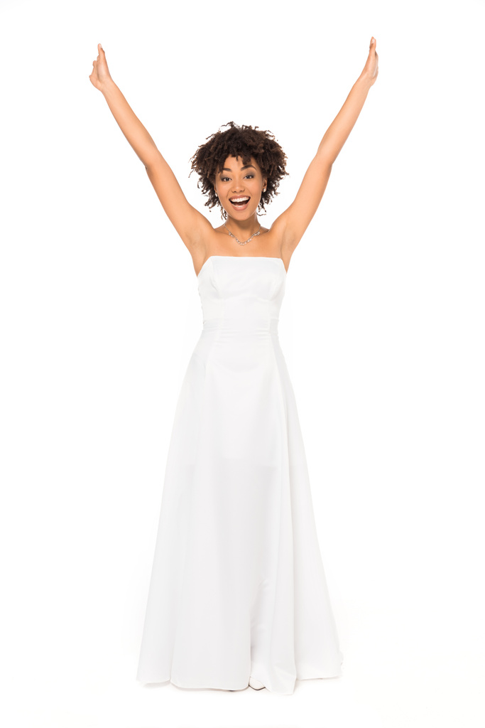 feliz afroamericana novia con las manos por encima de la cabeza sonriendo aislado en blanco
  - Foto, Imagen