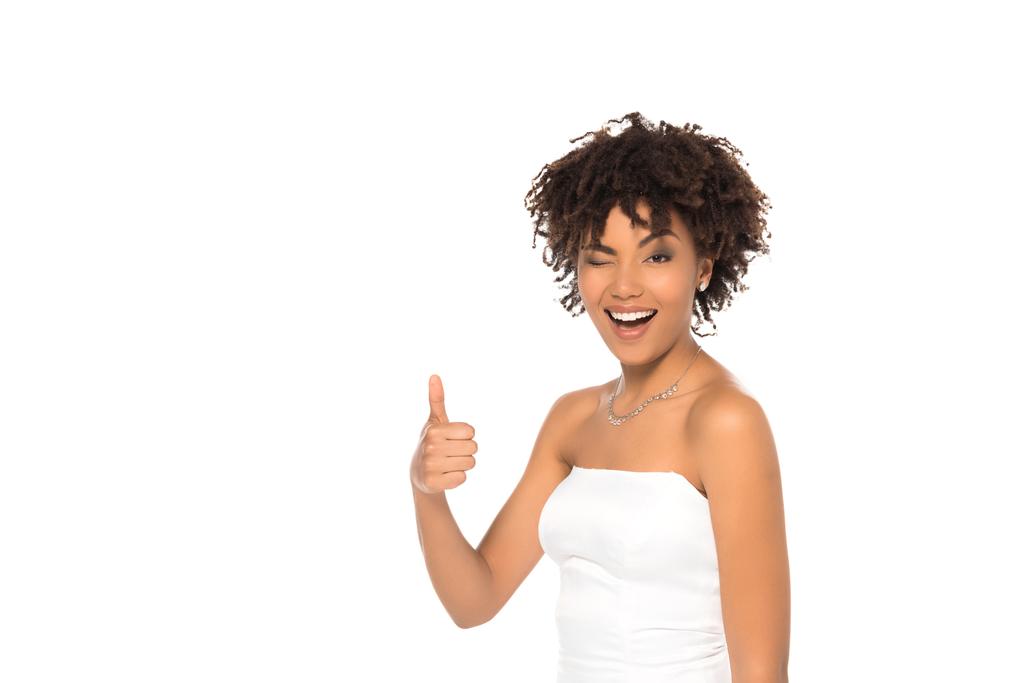 feliz noiva afro-americana mostrando polegar para cima isolado no branco
  - Foto, Imagem