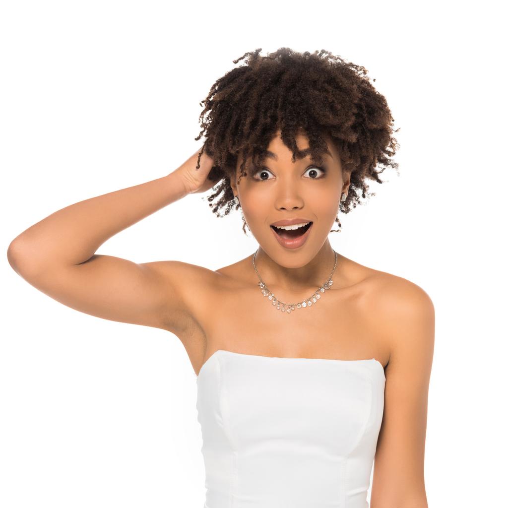 scioccato donna afro-americana toccare i capelli isolati su bianco
  - Foto, immagini