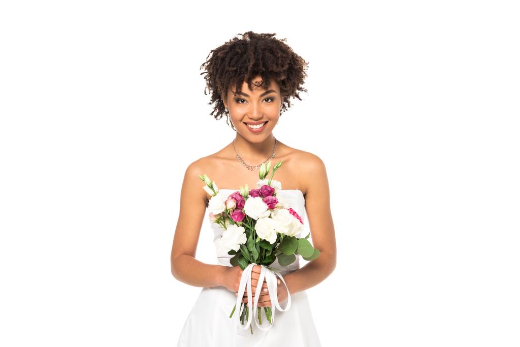 幸せなアフリカ系アメリカ人の花嫁は花束を持ち、白で隔離されたカメラを見て  - 写真・画像