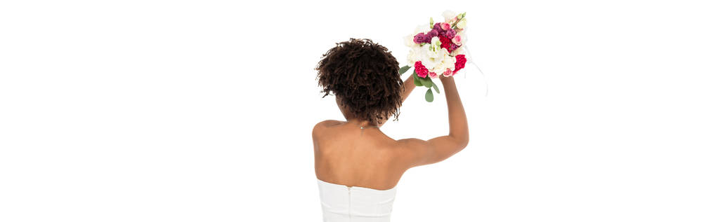 panoráma lövés az afrikai-amerikai menyasszony dobott csokor elszigetelt fehér  - Fotó, kép