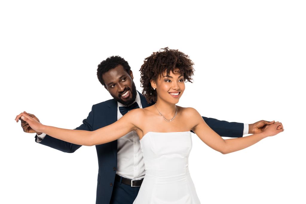novio y novia afroamericanos felices con las manos extendidas aisladas en blanco
  - Foto, imagen