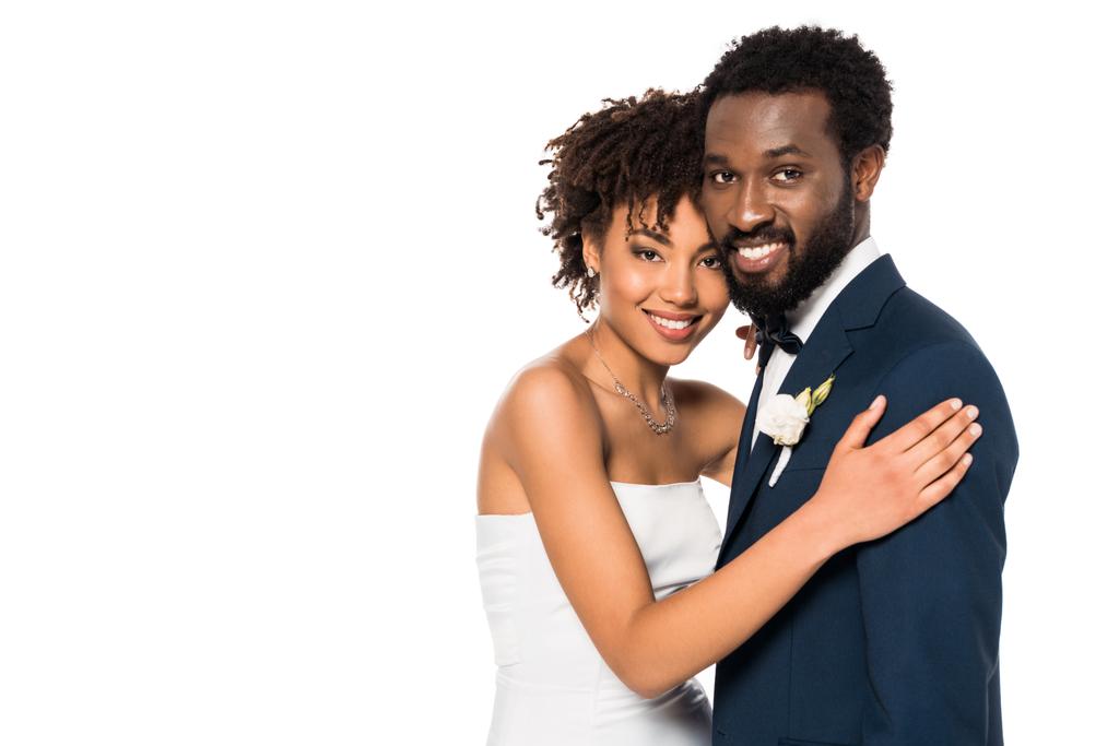 joyeux marié afro-américain et mariée étreignant et regardant la caméra isolée sur blanc
  - Photo, image