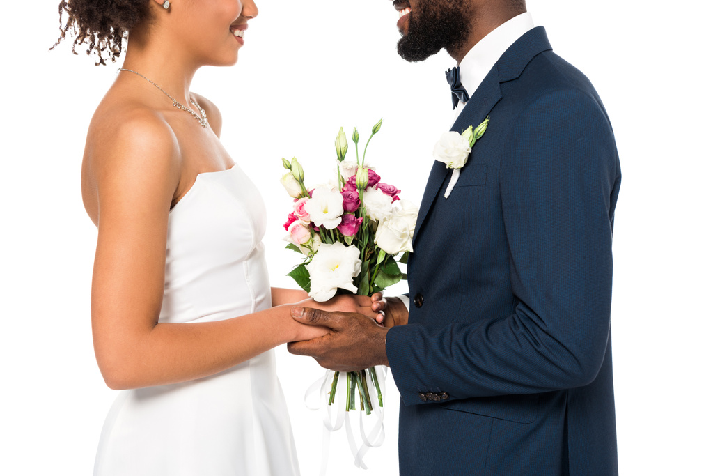 oříznutý pohled na šťastného afroamerického nevěstu a ženicha, který drží Buket izolovaný na bílém  - Fotografie, Obrázek