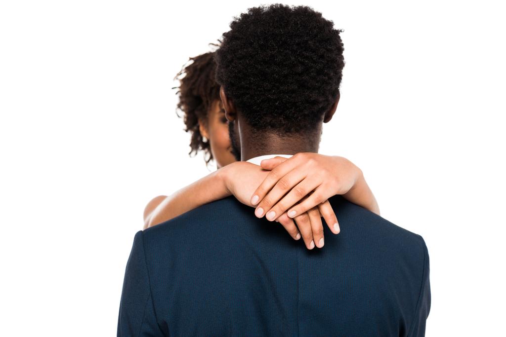 επιλεκτική εστίαση της αφρικανικής Αμερικάνικης γυναίκας αγκάλιασμα άνθρωπος απομονώνεται σε λευκό  - Φωτογραφία, εικόνα