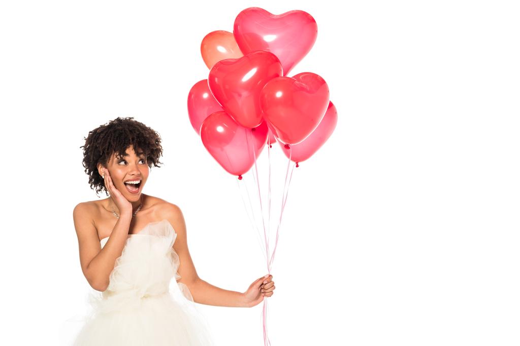 збуджена афро-американська наречена тримає повітряні кулі у формі серця ізольовані на білому
  - Фото, зображення