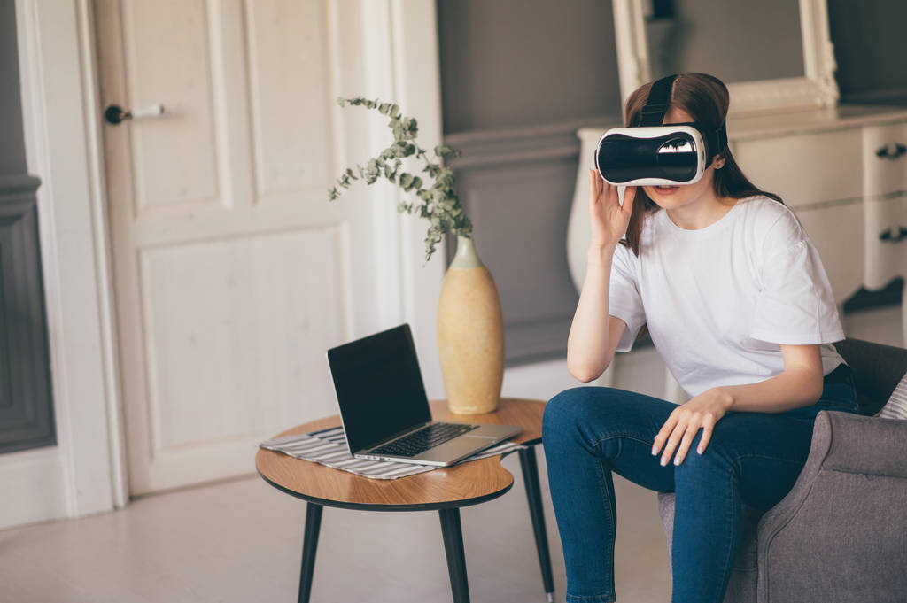 Genç bayan programcı evde sanal gerçeklik gözlükleriyle yeni bir uygulama deniyor. - Fotoğraf, Görsel